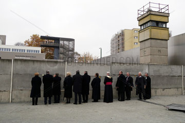Berlin  Deutschland  Gedenkveranstaltung 25 Jahre Mauerfall an der Gedenkstaette Berliner Mauer