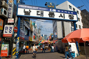 Seoul  Suedkorea  Eingangsportal des Namdaemun Marktes