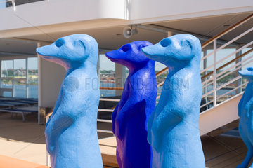 Kiel  Deutschland  Erdmaennchen-Skulpturen am Aussenpool auf der Mein Schiff 4