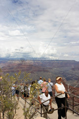 Flagstaff  USA  Touristen an einem Aussichtspunkt am Grand Canyon