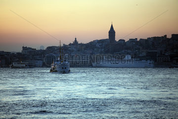 Istanbul  Tuerkei  Schiffverkehr auf der Bosporusmeerenge am Ausgang des Goldenen Horns