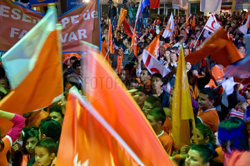 Girne  Tuerkische Republik Nordzypern  Parteianhaenger bei der Wahlkampfveranstaltung der UBP