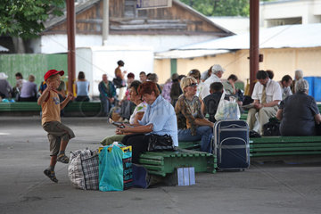 Brest  Weissrussland  Menschen warten am Busbahnhof von Brest