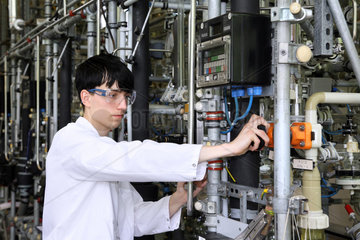 Berlin  Deutschland  Auszubildender zum Chemikanten im Chemie-Technikum
