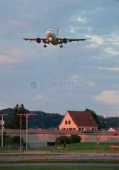 Zuerich  Schweiz  Flugzeug beim Landeanflug auf den Flughafen Zuerich