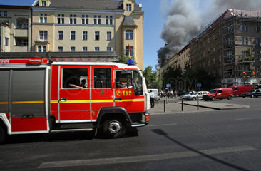 Berlin  Deutschland  Feuerwehr auf dem Weg zu einen Hausbrand