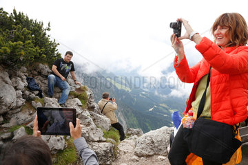 Berchtesgaden  Deutschland  Wanderer auf dem Kehlstein machen Erinnerungsfotos
