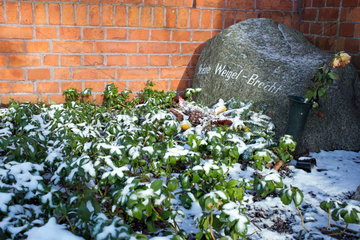 Berlin  Deutschland  Grab von Helene Weigel-Brecht auf dem Dorotheenstaedtischen Friedhof