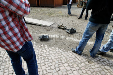 Floeha  Deutschland  Maenner spielen mit ihren Modellbau-Panzern
