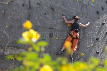 Berlin  Deutschland  eine Frau klettert auf dem Kletterturm auf dem RAW-Gelaende