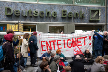 Berlin  Deutschland  Demonstration am Bankenaktionstag vor einer Filiale der Deutschen Bank AG