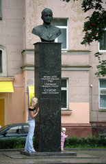 Gomel  Weissrussland  Mutter spielt mit Tochter Verstecken am Denkmal von Pavel Osipovich Suchoj