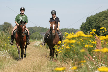 Loddin  Deutschland  zwei Reiterinnen auf einem Feldweg