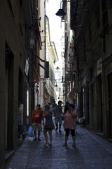 Genua  Italien  Menschen in einer schmalen Gasse in der Altstadt