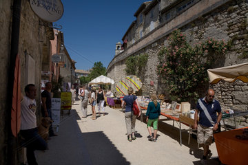 Grignan  Frankreich  ein Buecherflohmarkt in der Altstadt