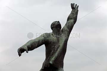 Budapest  Ungarn  die Skulptur eines fallenden Mannes im Mementopark
