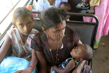 Batticaloa  Sri Lanka  Mutter mit Kind auf dem Arm in einem Bus