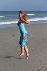 Cape Canaveral  USA  Frau dreht sich am Strand vor Freude um sich Selbst