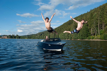 Titisee-Neustadt  Deutschland  Jugendliche springen von einem Elektroboot in den Titisee