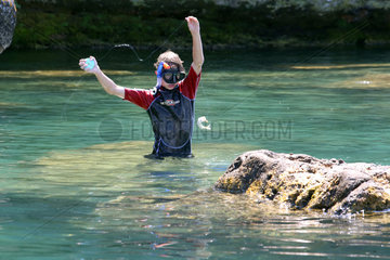 Bolsena  Italien  Junge fischt im Wasser mit einer Angelschnur