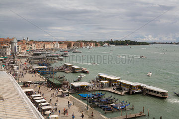Venedig  Italien  die Uferpromenade Riva degli Schiavoni an der Lagune von Venedig
