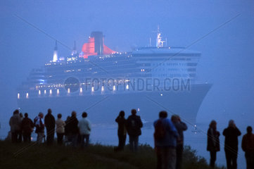 Die Queen Mary II auf der Elbe bei Jork im Morgennebel