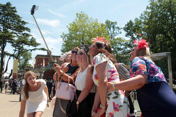Ascot  Grossbritannien  elegant gekleidete Frauen machen ein Foto mit Hilfe eines Selfie-Sticks