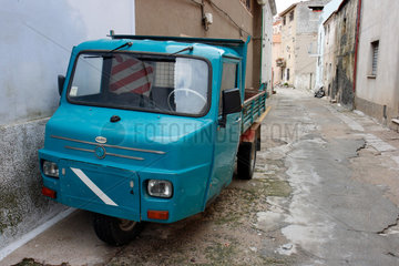 Posada  Italien  kleiner Lieferwagen parkt in einer Gasse