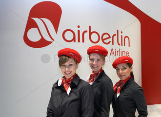 Berlin  Deutschland  Drei junge Stewardessen der Fluglinie Air Berlin auf der ITB