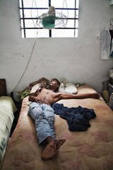 Havanna  Kuba  ein schlafender junger Mann