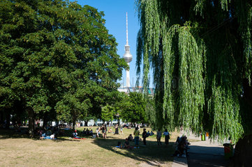 Berlin  Menschen im Monbijou Park