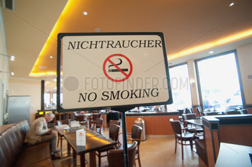 Berlin  Deutschland  Nichtraucherschild in einem Cafe