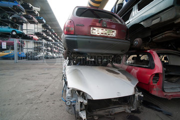 Berlin  Deutschland  ausgeschlachtete Autowracks