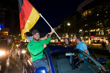 Berlin  Deutschland  Fussballfans feiern auf der Strasse den Vorrundensieg fuer Deutschland