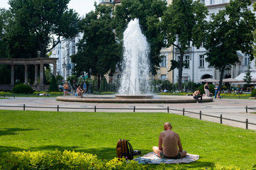 Berlin  Menschen am Viktoria-Luise-Platz