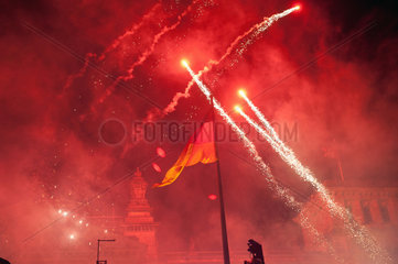 Berlin  Deutschland  Feuerwerk ueber dem Reichstag am Tag der Deutschen Einheit
