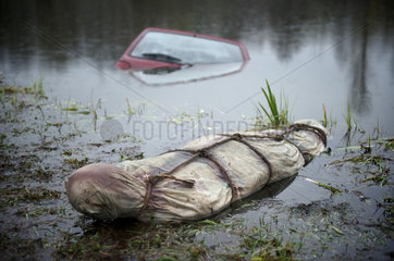 Berlin  Deutschland  in einem See halb versunkenes Auto mit Leichensack davor