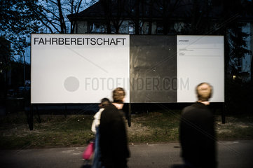 Berlin  Deutschland  Besucher des Gallery Weekends an der Fahrbereitschaft
