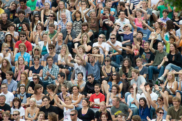 Berlin  Deutschland  Zuschauer bei der Bearpit Karaoke Show im Mauerpark