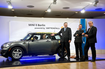 Berlin  Deutschland  S. Gabriel  N. Reithofer  M. Arthur und T. Hatakka mit dem MINI E
