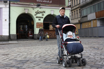 Posen  Polen  ein Vater geht mit seinem Baby in der Altstadt spazieren