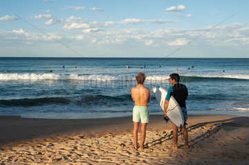 Sydney  Australien  Surfer am Strand von Manly