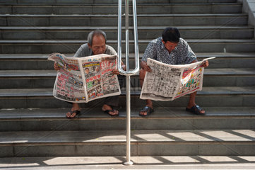 Republik Singapur  Zeitungsleser in Chinatown