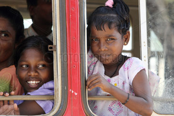 Batticaloa  Sri Lanka  Familie schaut aus einem Bus