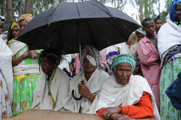 Zala Zembaba  Amhara Region  Patienten warten vor der Krankenstation