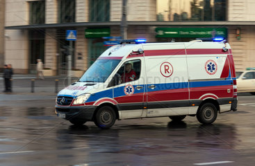 Warschau  Polen  ein Krankenwagen im Einsatz