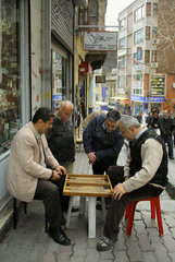 Istanbul  Tuerkei  Tavla spielende Maenner in Karakoey