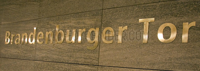 Berlin  Deutschland  Schriftzug Brandenburger Tor in goldenen Buchstaben