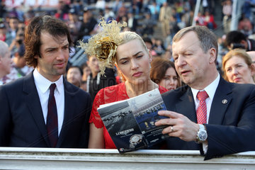 Hong Kong  China  Kate Winslet  Schauspielerin  mit Ehemann Ned Rocknroll (links) und Winfried Engelbrecht Bresges  CEO des Hong Kong Jockey Club