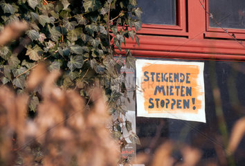 Berlin  Deutschland  Protestschild: Steigende Mieten stoppen